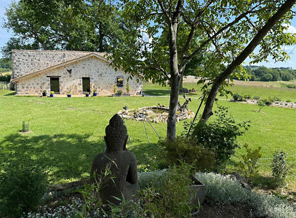 Un petit Bouddha veille sur les lieux. Îlot de Vilandrau
