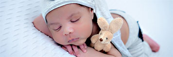 Bébé avec une peluche
